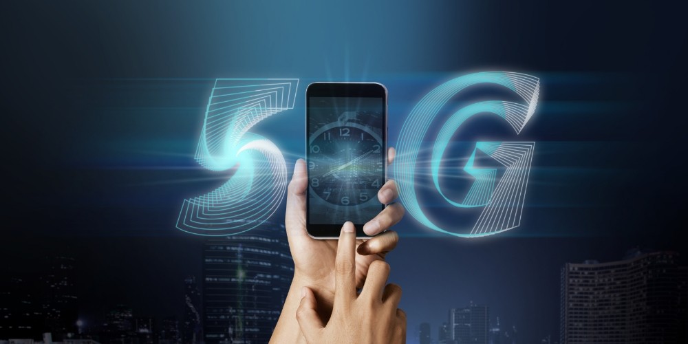 mobile-phones-with-holograms-5g-wireless-network