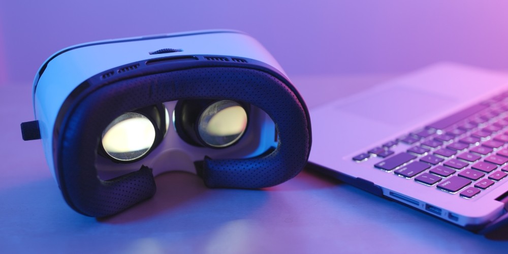 vr-glasses-and-laptop