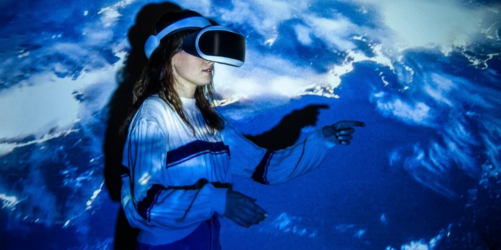 woman-wearing-vr-glasses